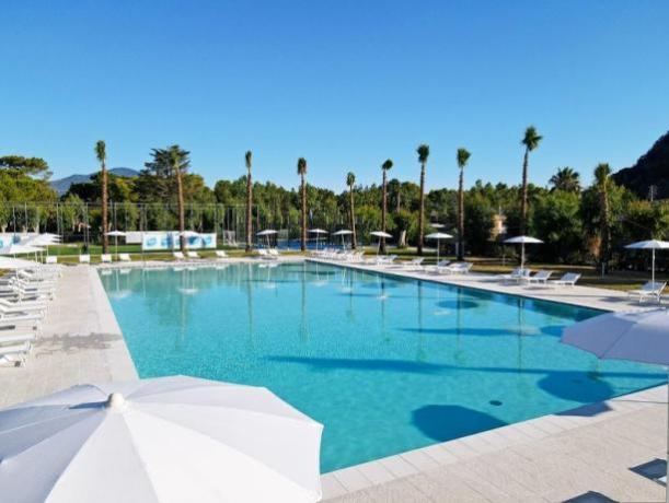 Spaziosa Piscina attrezzata in Resort