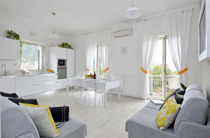 Living Cucina con Balconi e Finestra