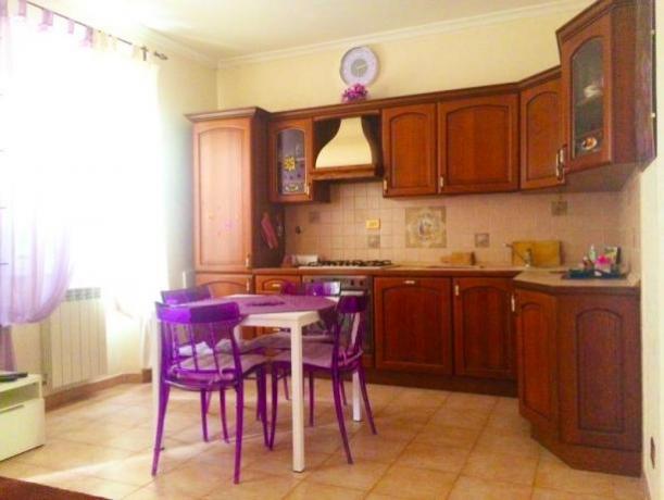 cucina attrezzata con tavolo appartamento a Roma