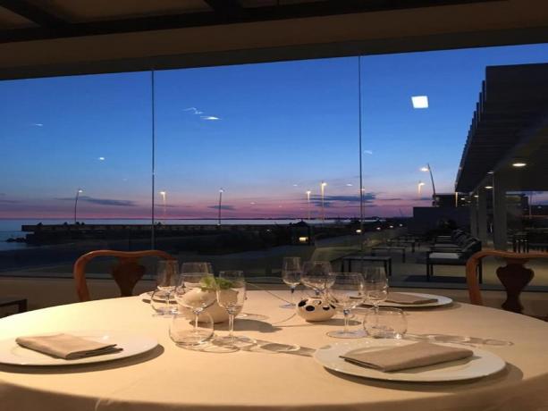 Ristorante con vetrate vista mare hotel4stelle Latina 