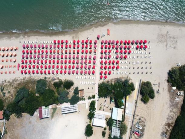 Spiaggia attrezzata con ombrelloni e sdraio 