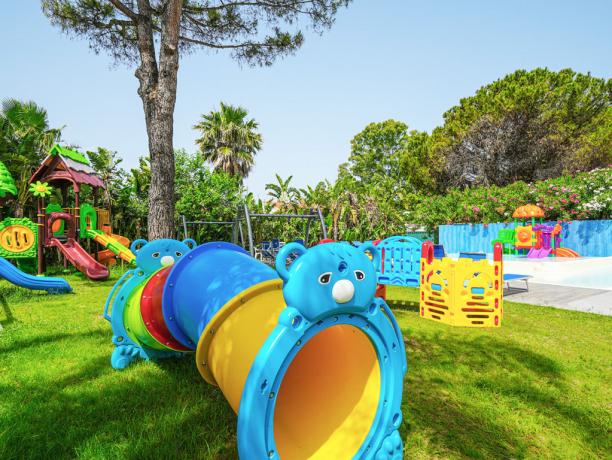 Area verde con parco giochi per Bambini
