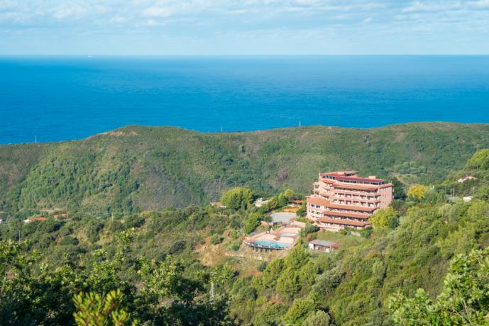 Vista panoramica del Resort con piscina