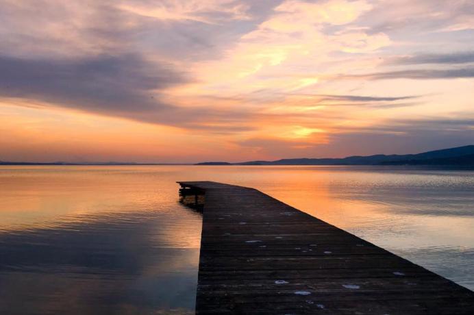 passerella-sul-Lago-Trasimeno-Hotel-3stelle-spiaggia-privata