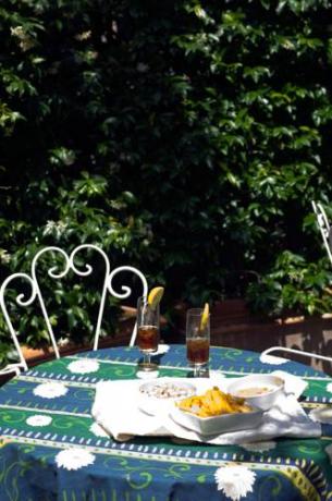 Tavolini all'aperto per aperitivi