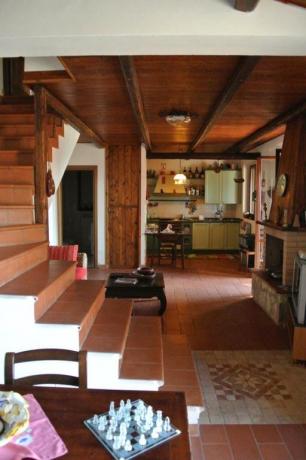 Soggiorno camino cucina B&B casale San Terenziano