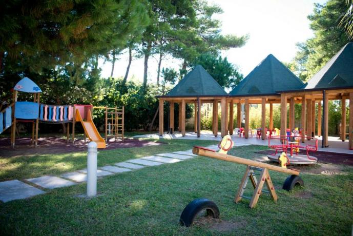 Altalene e giochi per bambini dell'albergo di Vieste