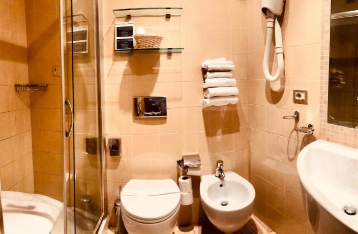 Bagno con doccia e accappatoio hotel a San-Bartolomeo