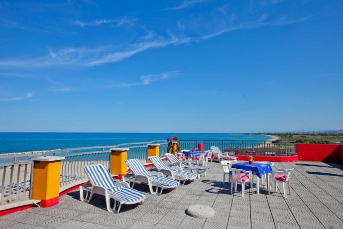 Hotel con solarium e vista mare vicino AlbaAdriatica 