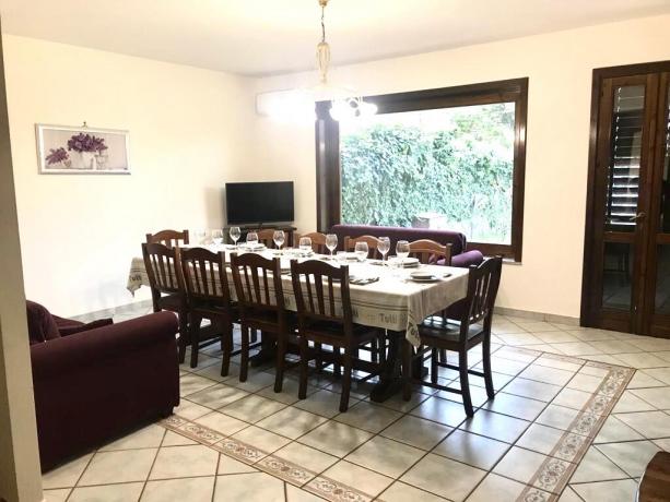 Sala da pranzo per gruppi 14persone villa Trecastagni 