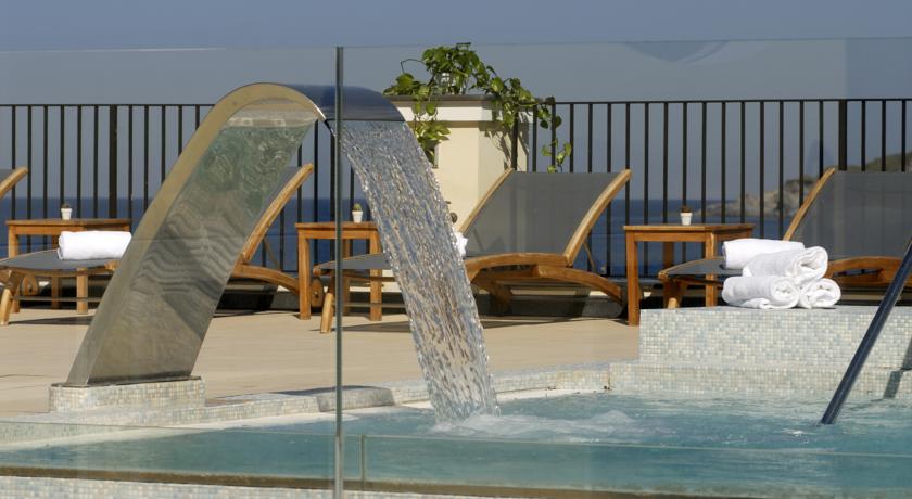 Centro benessere, Piscina interna ed esterna, Scuola di Vela e camere fronte mare.