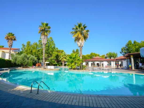 Piscina attrezzata con zona dedicata ai bambini 