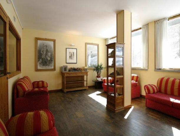 Sala comune con divani per relax