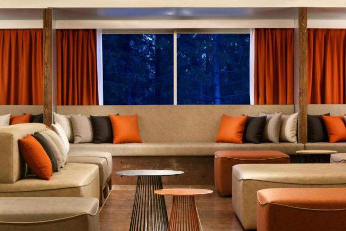 Area relax con divani vista Montagna