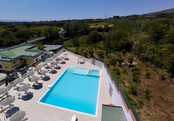 piscina ai piedi del Vesuvio  