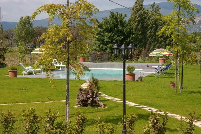 giardino-fiorito con piscina-appartamenti-vacanza-Cortona 