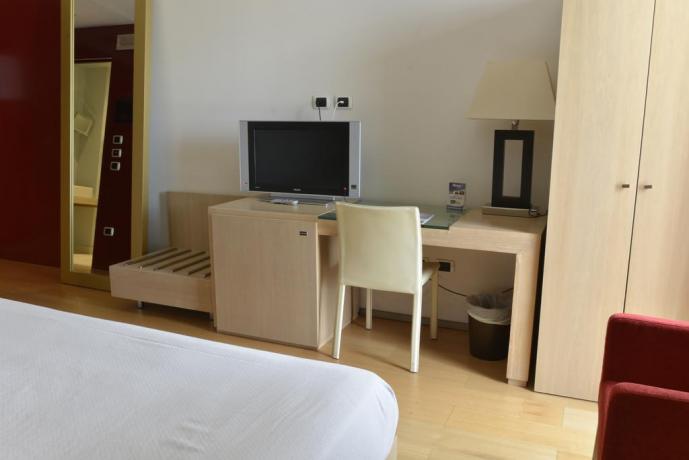 Camere con Tv e Scrivania a Lecce-Hotel4stelle 