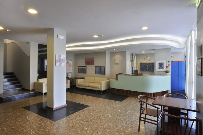 Reception albergo 3 stelle a Pesaro