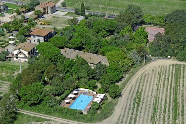 Vista aerea casale piscina Umbria Toscana