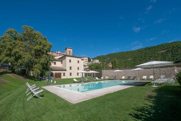 Esterno hotel a Cascia con Piscina