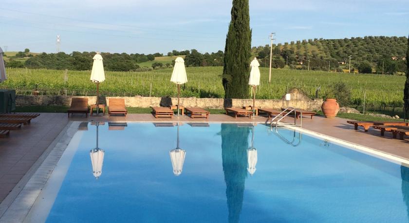 Agriturismo con piscina e ristorante a Saturnia 