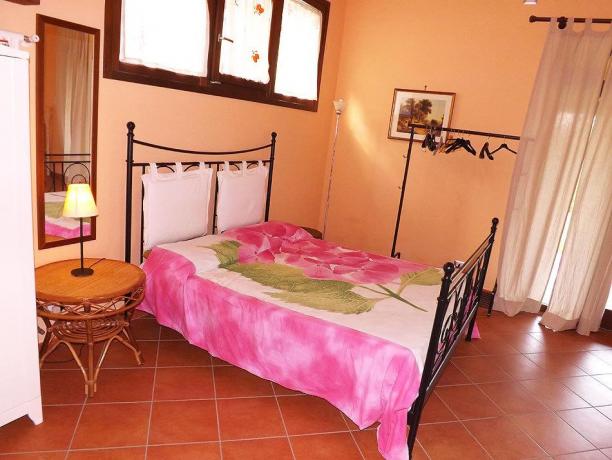 Letto matrimoniale con Bagno privato in Appartamenti Vacanza