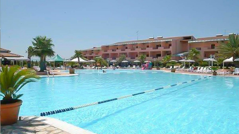 Hotel con piscina scoperta e animazione 