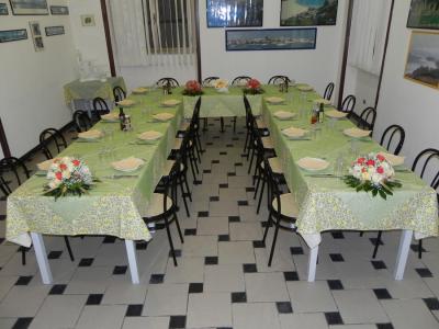 Sala ristorante con piatti tipici 