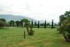 Giardino con erba curata e campo da calcio