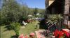 Giardino fiorito con tavoli e sedie