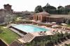 Piscina a sfioro con lettini resort Perugia