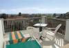 Balcone con tavolo e sdraio hotel3stelle Imperia