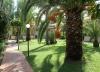 Spazioso Giardino Villaggio con Camere e Monolocali