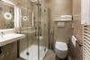 Elegante Bagno con Doccia 