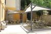 Cortile con Tavoli ed Ombreggianti appartamenti Umbria