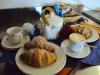 Colazione all'italiana con dolci fatti in casa