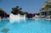 Piscina esterna con sdraio e lettini hotel ischia