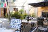 Patio Esterno con Tavoli e Ombrelloni