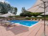 Piscina attrezzata con Sdraio e Ombrelloni