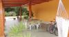 cortile esterno con giardino