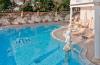 Piscina con sdraio e ombrelloni per totale Relax