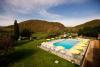 Parco verde e piscina esterna