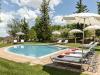 Servizio piscina con ombrellone e lettini