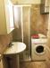 Bagno con doccia e finestra