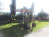 Cortile con tavoli sedie ed ombreggianti
