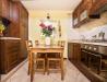 cucina con tavolo casa vacanze a Roma centro