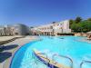 Piscina attrezzata con ombrelloni e sdraio