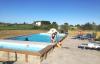 Piscina per bambini con sdraio e ombrelloni Bracciano