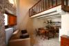 Appartamento uso cucina rustica con divano