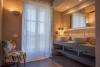 bagno con doppio lavabo e vasca idromassaggio
